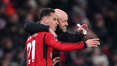 Erik ten Hag zet Antony op bank en waarschuwt ex-Ajacied: 'Veel opties voor zijn positie'