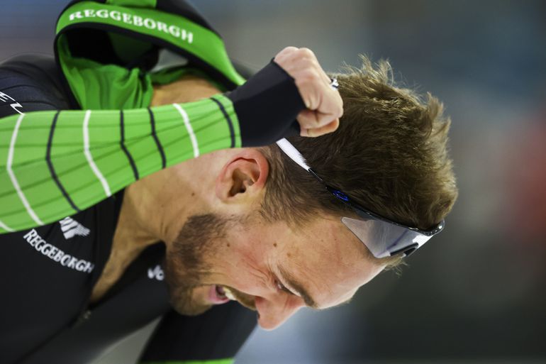 Kjeld Nuis (34) schaatst mét jetlag jonkies eraf bij NK sprint: 'Echt kicken'