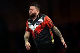 Michael Smith is het helemaal kwijt, hoe kan dat? In Darts Draait Door wordt zijn situatie besproken. ©Getty Images