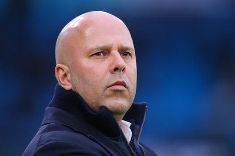 Geluk bij een ongeluk voor Arne Slot: Liverpool-coach ontsnapt door schorsing aan pijnlijk moment