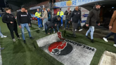 Het logo van Helmond Sport wordt uit de grasmat in De Braak gesneden. ©Youtube ESPN