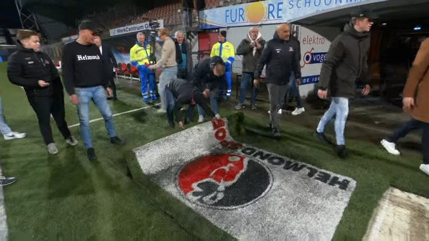 Bijzonder afscheid in Keuken Kampioen Divisie: clublogo Helmond Sport uit grasmat gesneden