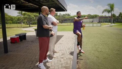 Club van Memphis Depay pakt groots uit tijdens bezoek Ronald Koeman en Nigel de Jong