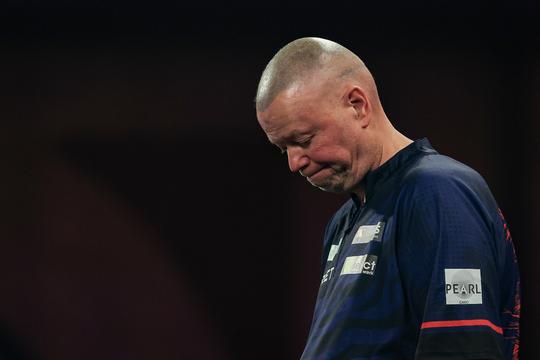 Darter Raymond van Barneveld is 'moeizaam' om naar te kijken: 'Dat is wel echt de onderkant hè'