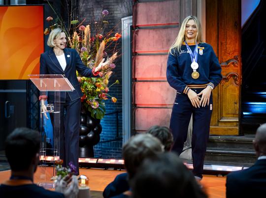 Balende Jutta Leerdam zit met beschadigde olympische medaille: 'Dat is wel een beetje jammer'