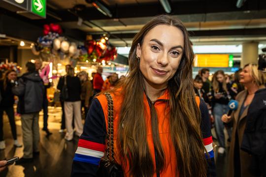 'Begeerde' Femke Kok onthult overvolle inbox met aanzoeken na grapje over vriend tijdens Olympische Spelen