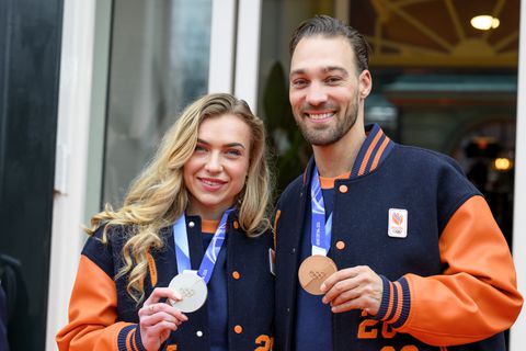 Kjeld Nuis en Joy Beune krijgen warm ontvangst thuis: 'Er valt een last van je schouders'