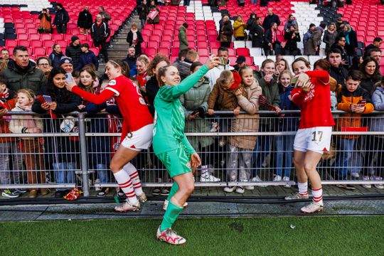 12.000 fans in Philips Stadion zien hoe PSV Vrouwen niet wint van Feyenoord