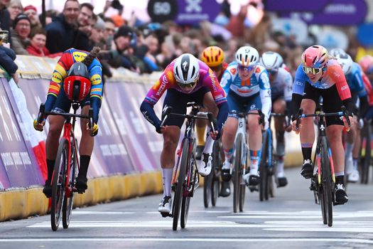 Lorena Wiebes wint Gent-Wevelgem na spannende fotofinish met Elisa Balsamo