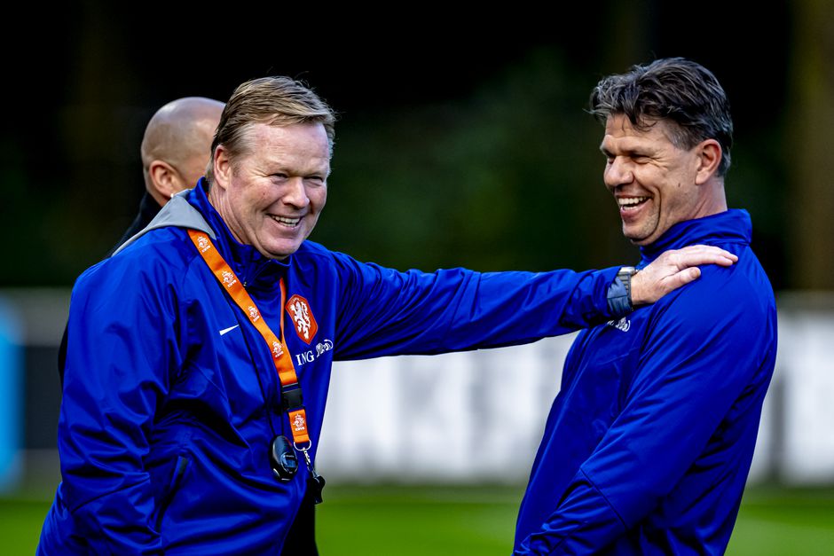 Bondscoach Ronald Koeman met keeperstrainer Patrick Lodewijks. © Pro Shots