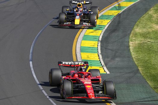 Carlos Sainz maakt dankbaar gebruik van uitvalbeurt Max Verstappen en wint in Australië