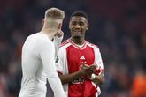 Ryan Babel adviseert Ajax-talent Jorrel Hato (19) over transfer naar Europese top: 'Dan moet hij het doen'
