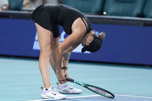 Emoties nemen de overhand bij Aryna Sabalenka, die na roerige week verliest in Miami