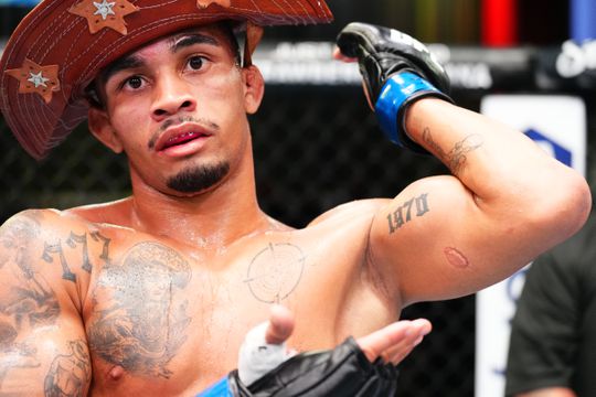 UFC-vechter bijt tegenstander en wordt gediskwalificeerd en voor altijd verbannen, tegenstander vangt smak geld voor tattoo