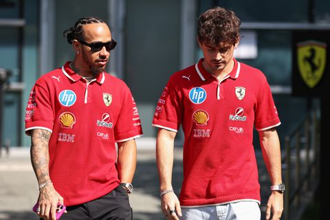 Ferrari woedend door incident rond Lewis Hamilton en Charles Leclerc: 'Dit is een grote grap'