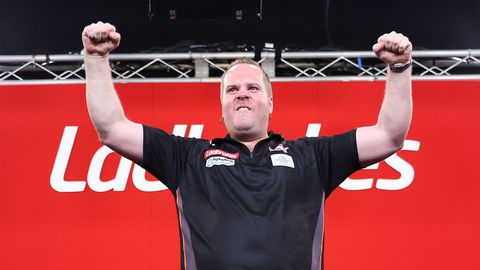 Dit is Dirk van Duijvenbode: markante darter met hardstyle walk-on werd nóg beroemder dankzij aubergines