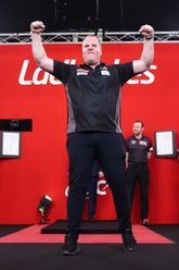 Dirk van Duijvenbode is een markante darter met een bijzonder energieke opkomst. ©PDC