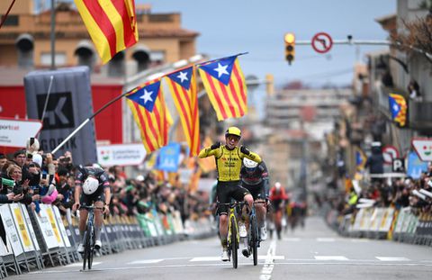 Nederlands wielertalent (21) grijpt na zinderende finale in Catalonië naast eerste profzege: 'Ik moest gewoon voluit gaan'