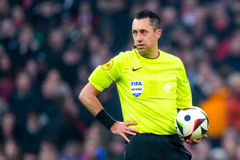 Topscheidsrechter wordt na blunder keihard gestraft door KNVB