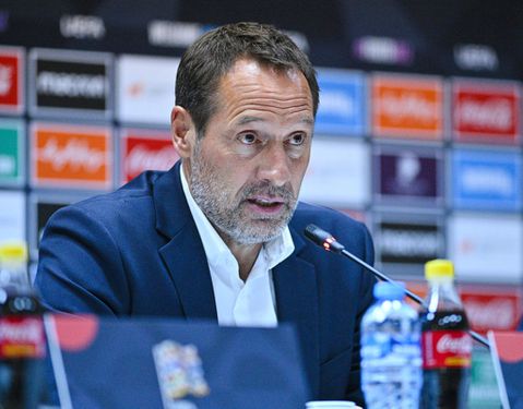 Enorme verbazing bij John van 't Schip na dramatisch debuut: 'Alleen Lionel Messi kan zich dat veroorloven'
