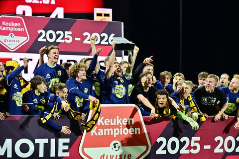Cambuur volgt ADO Den Haag naar Eredivisie dankzij klinkende zege, 'hattrick' voor clubheld Henk de Jong