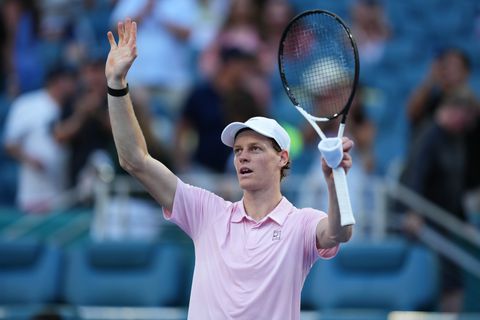 Toptennisser Jannik Sinner blijft foutloos in Miami en komt stap dichter bij unieke prestatie