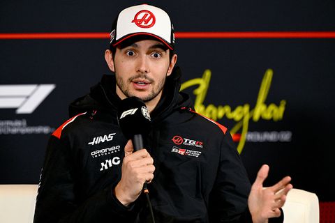 F1-coureur overspoeld met doodsbedreigingen na crash in China: 'Dit is schandalig'