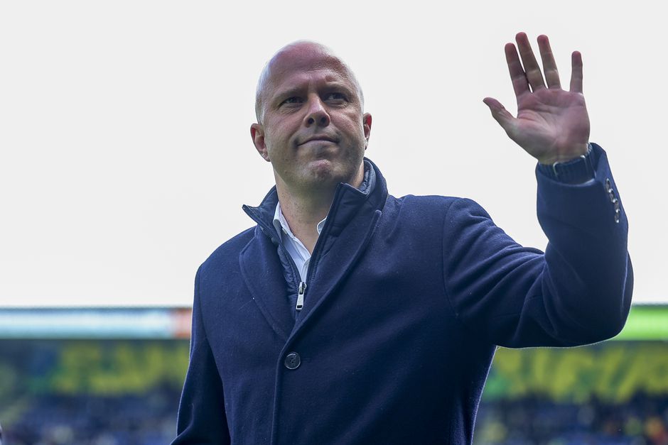 15 miljoen euro? Arne Slot kan zich bij duurste trainers ooit voegen bij overstap naar Liverpool