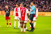 Steven Bergwijn begrijpt er niets van, maar hij krijgt rood na zijn overtreding © Pro Shots