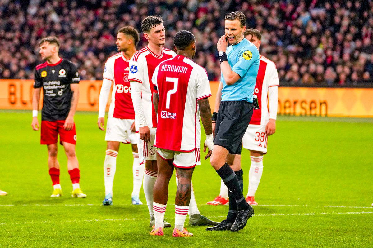 Discussie na rode kaart voor Steven Bergwijn: dit is waarom de aanvoerder van Ajax van het veld werd gestuurd
