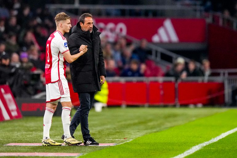 Ajax-trainer John van 't Schip heeft kopzorgen na puntverlies tegen Excelsior: 'Wij zijn echt wel teleurgesteld'