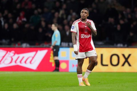 Tiental Ajax ontsnapt ternauwernood aan eerste thuisnederlaag ooit tegen Excelsior na rode kaart Bergwijn
