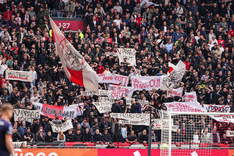 'Michael van Praag biedt excuses aan tijdens ledenvergadering Ajax voor afserveren Alex Kroes'