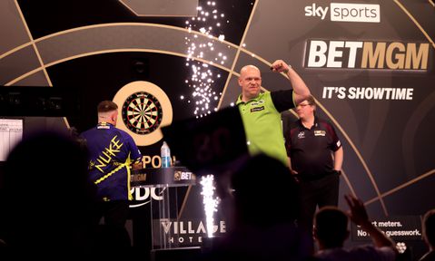 Michael van Gerwen doet zichzelf met mooie zege op Luke Littler belangrijke punten cadeau