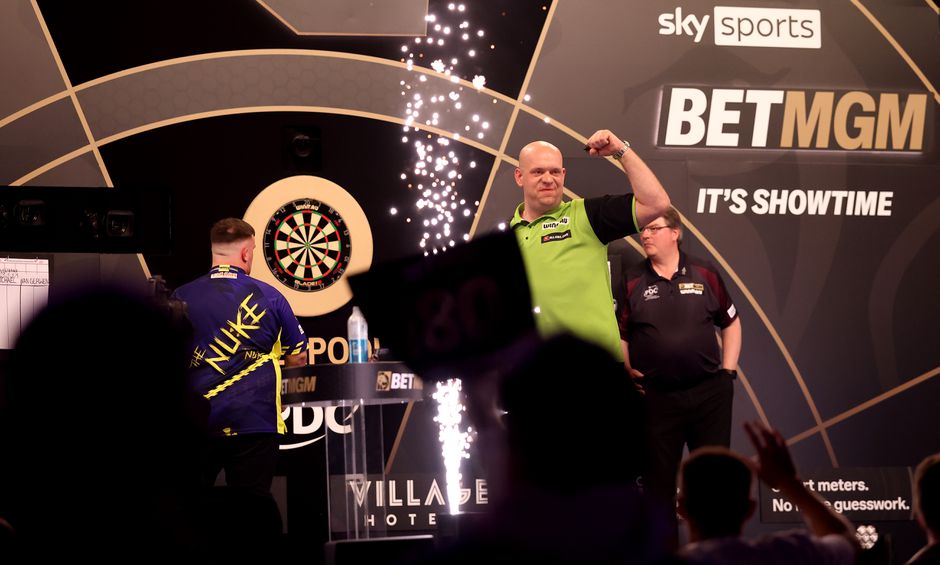 Michael van Gerwen doet zichzelf met mooie zege op Luke Littler belangrijke punten cadeau