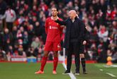 Arne Slot en Virgil van Dijk schrijven Nederlandse voetbalhistorie door landstitel met Liverpool