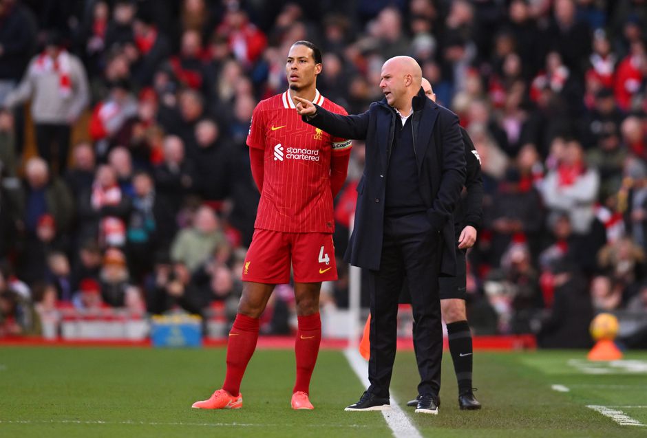 Arne Slot en Virgil van Dijk schrijven Nederlandse voetbalhistorie door landstitel met Liverpool