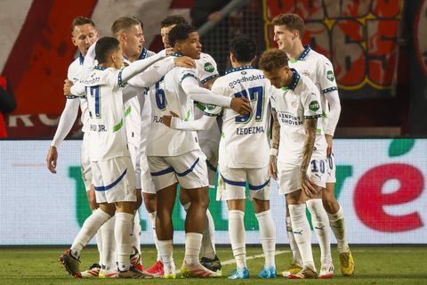PSV houdt hoop op wonder in Eredivisie: druk weer bij Ajax na sterk optreden bij zwak FC Twente