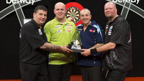 Zoon (12) van topdarter blijkt megatalent en tekent vet sponsorcontract: 'Ik laat hem niet winnen'