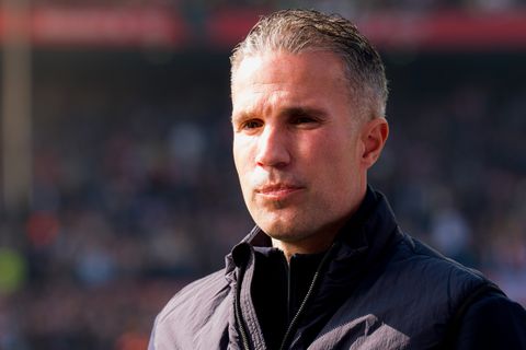 Feyenoord-trainer Robin van Persie lacht om opmerking journalist: 'Alsof het iets tijdelijks is?'