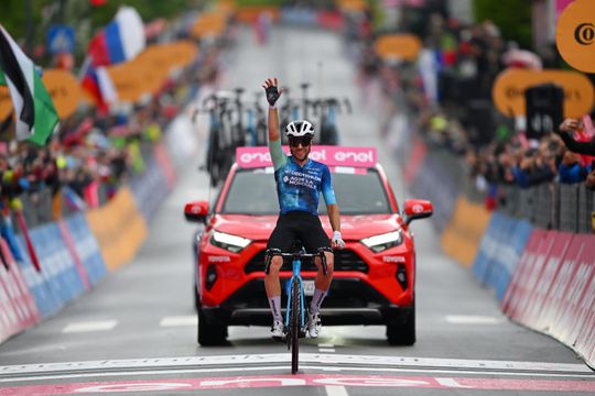 Andrea Vendrame verrast zijn medevluchters en wint in de negentiende etappe van de Giro