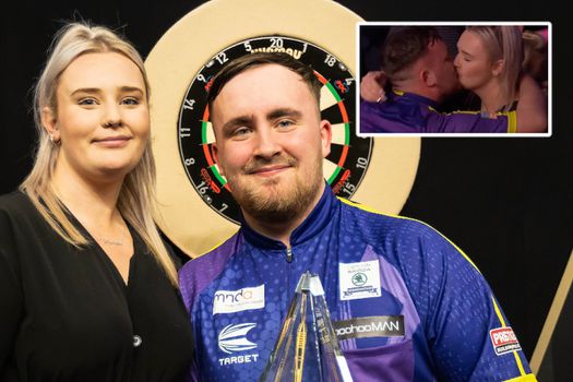 Dartsfenomeen Luke Littler (17) en familie in tranen na Premier League-winst: 'Mooiste avond van mijn leven'