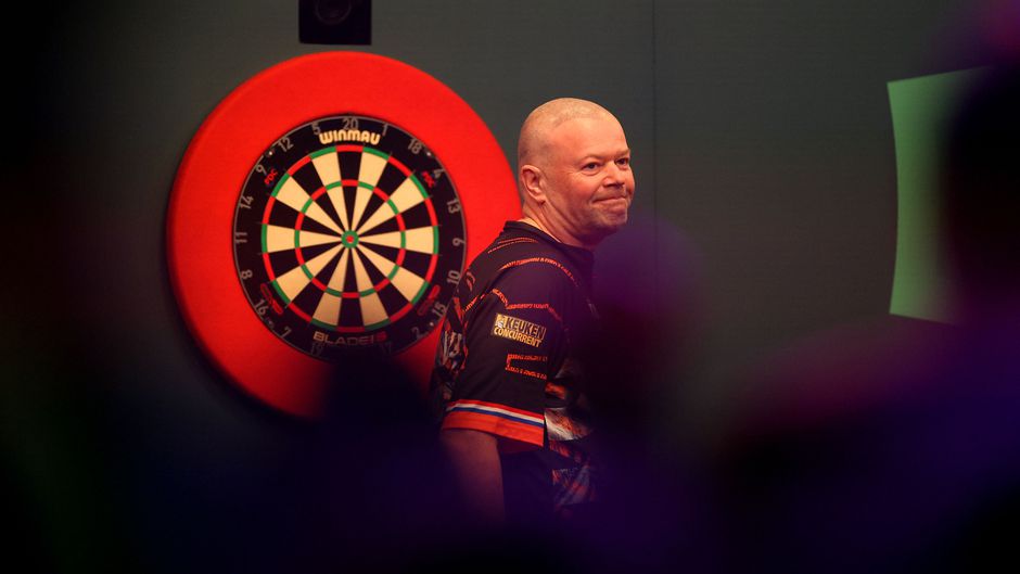 Dutch Darts Championship: Raymond van Barneveld gaat er hard af tegen Cameron Menzies