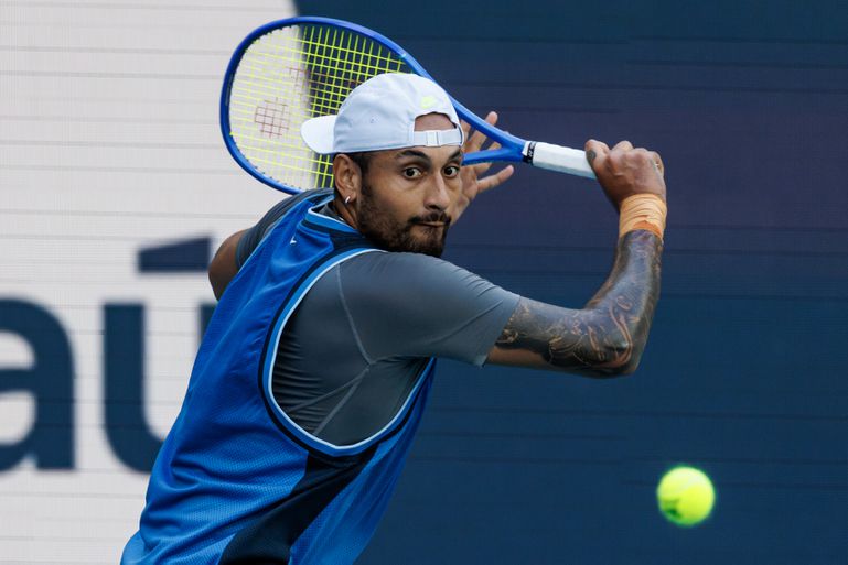 Omstreden toptennisser presenteert realityshow met pikante modellen