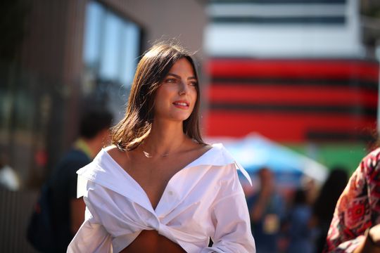Kelly Piquet smeekt om hulp bij afwezigheid Max Verstappen: 'Heb me hier niet voor aangemeld'