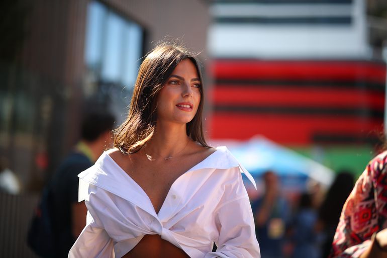Kelly Piquet smeekt om hulp bij afwezigheid Max Verstappen: 'Heb me hier niet voor aangemeld'