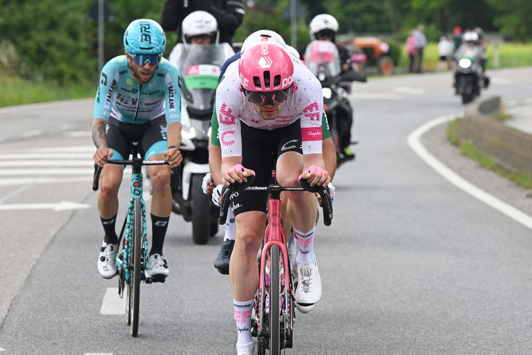 Vluchter succesvol in Sloveense etappe Giro, klassement op zijn kop na grote valpartij
