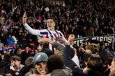 Na de gewonnen penaltyserie bestormde een deel van de supporters het veld. ©Pro Shots