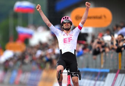 Vluchter succesvol in Sloveense etappe Giro, klassement op zijn kop na grote valpartij