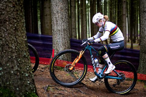 Puck Pieterse verrast bij terugkeer op de mountainbike: 'Weer even wat anders'